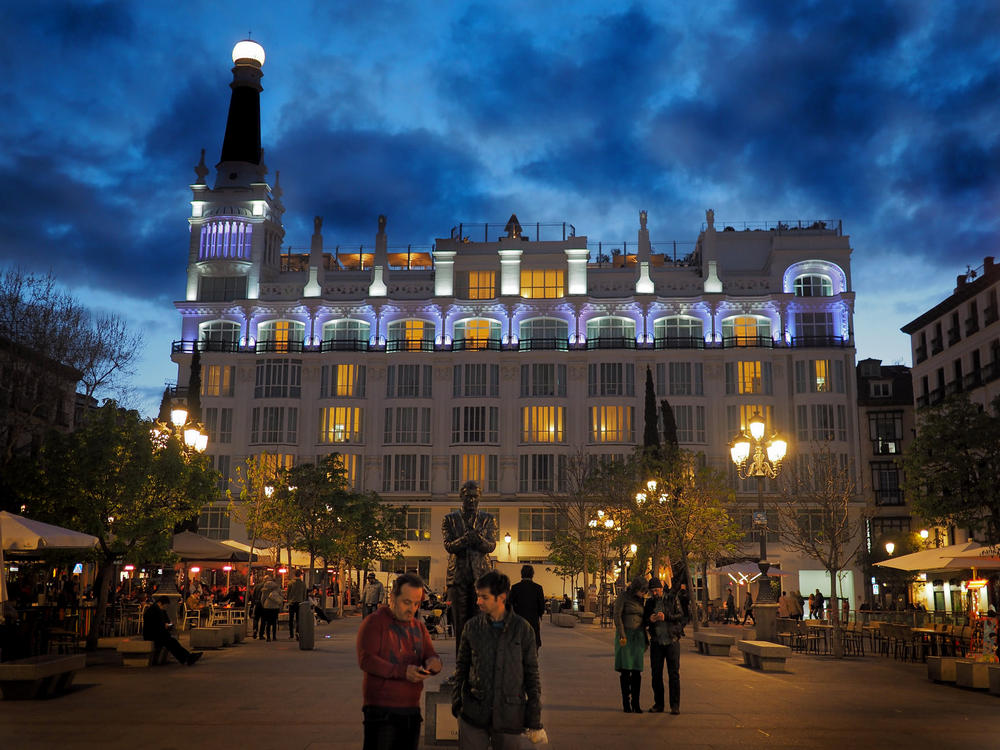 ©Timco van Brummelen Blue hour in Madrid Plaza de Santa Ana