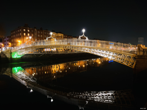 POTY 2023_09 (4) Sean "Ha’penny bridge reflected in the waters of the river Liffey by night, in Dublin"
